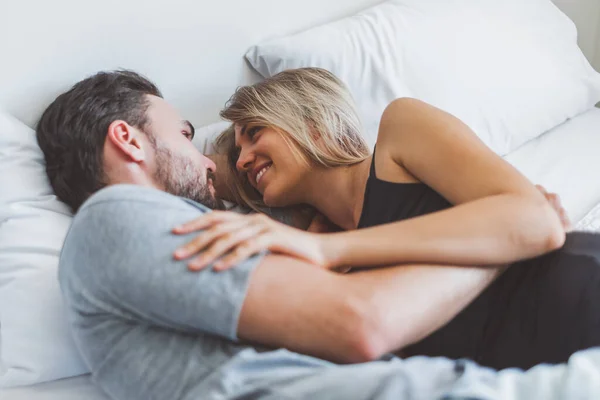 Feliz Casal Amante Cama Abraço Beijo Tempo Romântico Amor Conceito — Fotografia de Stock