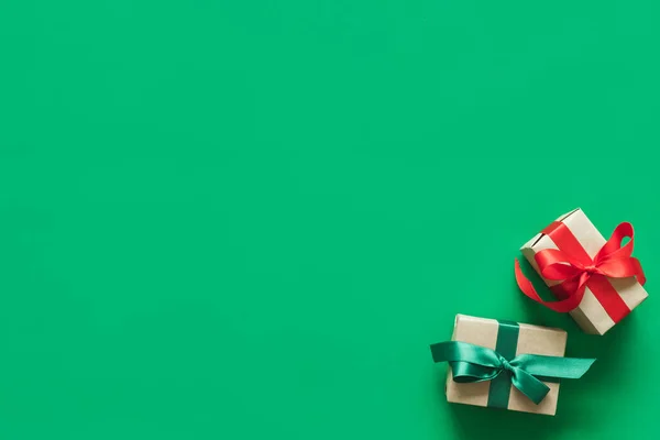 Рождественский Фон Подарком Зеленом Фоне Копировальным Пространством Flatlay Topview — стоковое фото