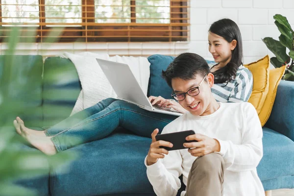 Asiatisches Paar Mann Und Frau Gespräch Verbringen Zeit Miteinander Hause — Stockfoto