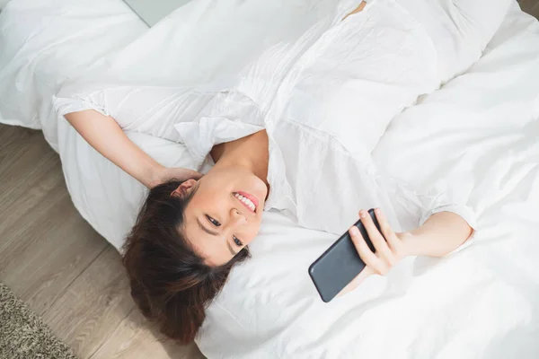 Hermosa Mujer Asiática Que Utiliza Ordenador Portátil Teléfono Inteligente Habitación —  Fotos de Stock