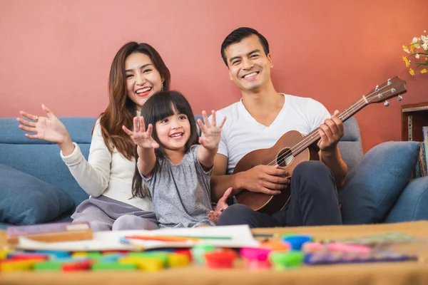 Portret Gelukkig Aziatisch Familie Rood Achtergrond — Stockfoto