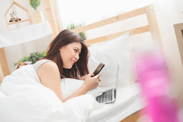 Hermosa Mujer Asiática Que Utiliza Ordenador Portátil Teléfono Inteligente Habitación —  Fotos de Stock