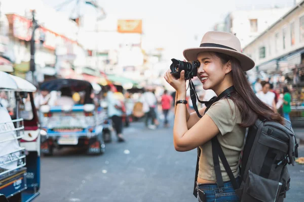 Туристка Азии Путешествует Фотографируется Дороге Кхао Сан Бангкок Таиланд — стоковое фото