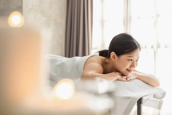 Junge Asiatische Schönheit Frau Genießt Massage Und Wellness — Stockfoto