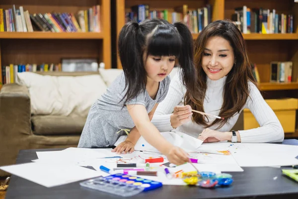 Asyalı Kız Anne Beyaz Kağıda Bir Sürü Renkli Kalemle Çizim — Stok fotoğraf