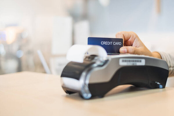 Клиент, использующий кредитную корзину для оплаты владельцу в кафе ресторан, безналичная технология и концепция оплаты кредитной карты