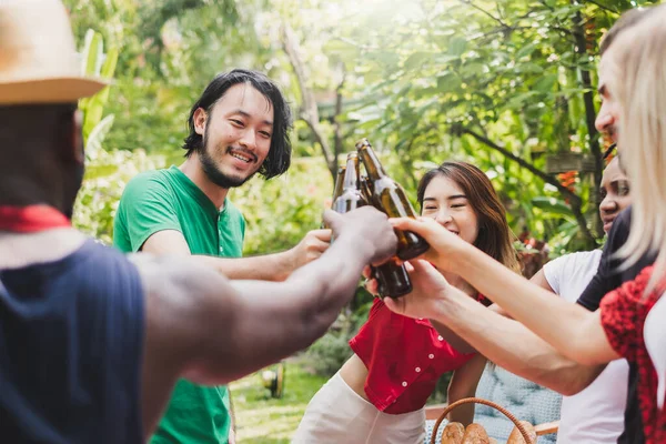 Groep Diversiteitsmensen Die Thuis Barbecuefeest Houden Gegrild Vlees Rundvlees Koken — Stockfoto