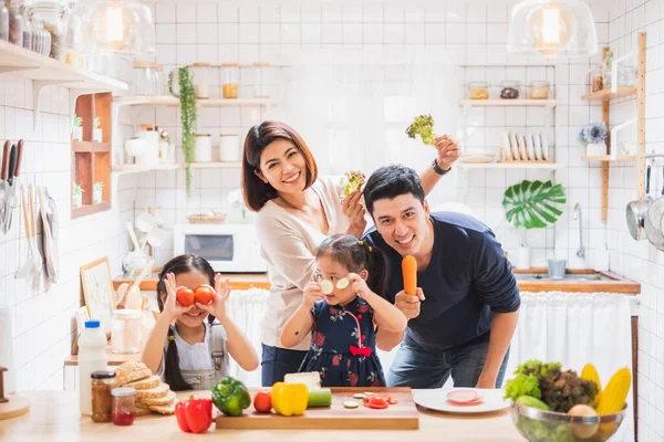 Aziatisch Gezin Genieten Van Spelen Koken Eten Keuken Thuis — Stockfoto