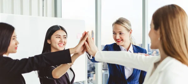 Diversidade Negócios Pessoas Empilhando Mãos Para Conceito Trabalho Equipe — Fotografia de Stock