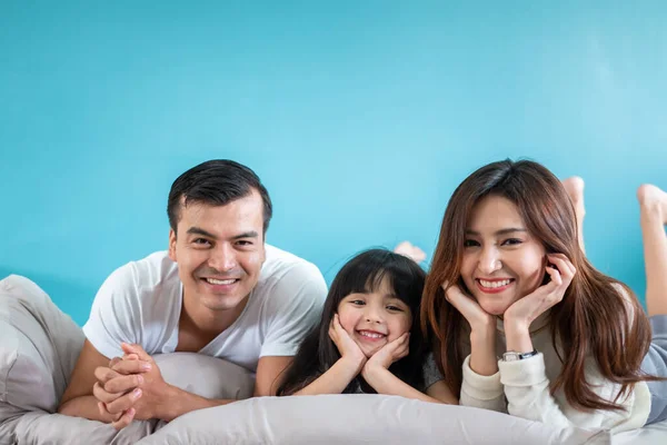 Retrato Feliz Família Asiática Sobre Fundo Azul — Fotografia de Stock