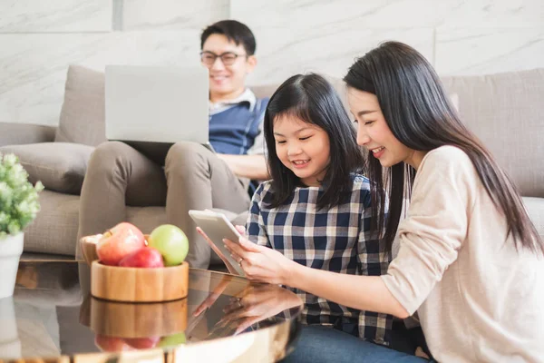 Glückliche Asiatische Familie Mit Tablet Laptop Zum Spielen Von Filmen — Stockfoto