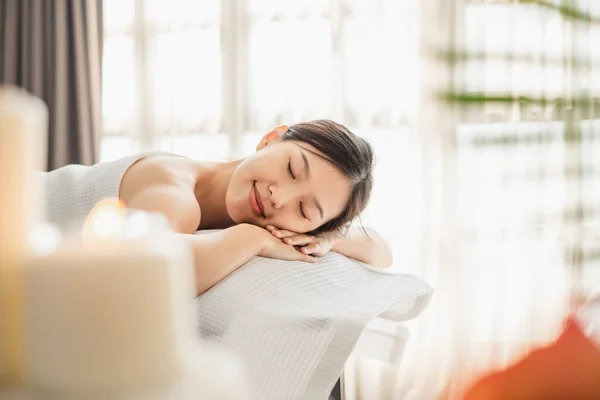 Jong Aziatisch Schoonheid Vrouw Genieten Massage Spa — Stockfoto