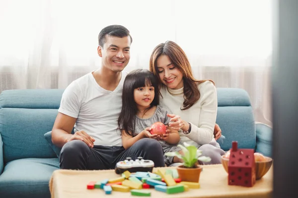 Feliz Estilo Vida Familiar Asiática Disfrutar Jugando Viendo Televisión Casa —  Fotos de Stock