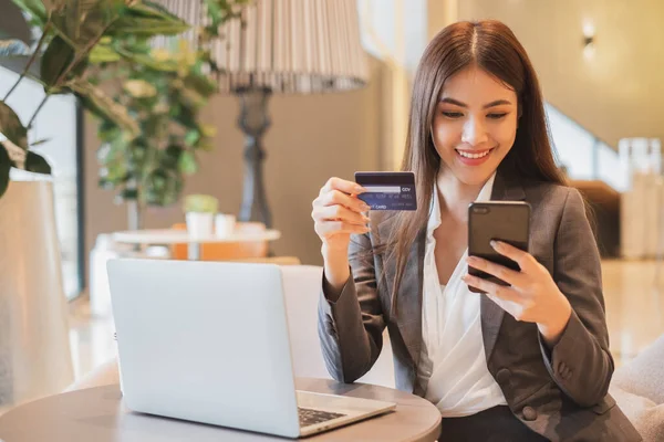 Asiatisk Affärskvinna Som Använder Kreditkort Och Mobiltelefon För Att Betala — Stockfoto