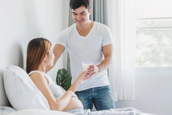 Young Asian Husband Giving Glass Calcium Milk His Pregnant Wife — Stock Photo, Image