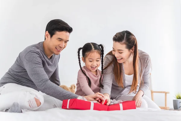 Feliz Familia Asiática Con Caja Regalo Navidad Navidad Asiática Feliz —  Fotos de Stock