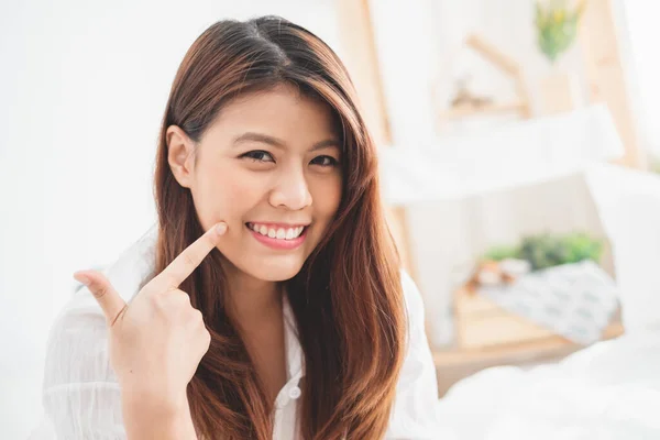 Mükemmel Beyaz Dişler Gösteren Güzel Asyalı Kadın Portresi — Stok fotoğraf