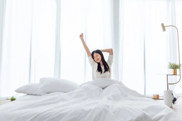 Donna Asiatica Svegliarsi Mattino Seduto Sul Letto Bianco Stretching Sentirsi — Foto Stock