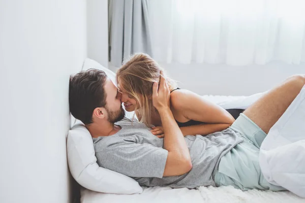 Feliz Casal Amante Cama Abraço Beijo Tempo Romântico Amor Conceito — Fotografia de Stock