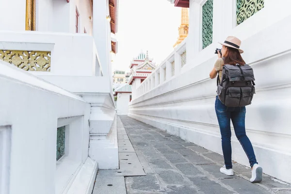 Mulher Asiática Viajar Bangkok Tailândia Belo Templo Durante Temporada Verão — Fotografia de Stock