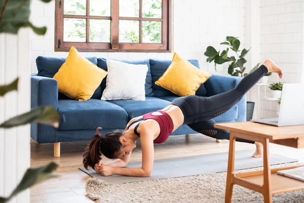 Genç Asyalı Sağlıklı Kadın Antrenmanı Evde Egzersiz Formda Yoga Yapıyor — Stok fotoğraf
