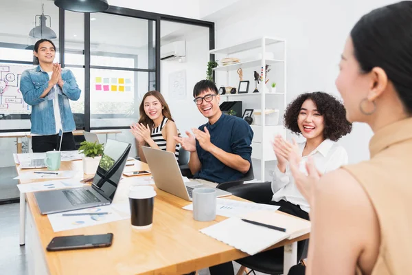 Asian Business People Clapping Hands Applause While Meeting Success Modern — Stock Photo, Image