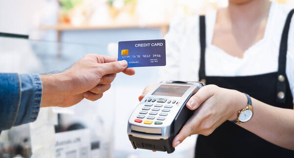 Клиент, использующий кредитную карту для оплаты владельцу в кафе ресторан, безналичные технологии и кредитной карты концепции оплаты
