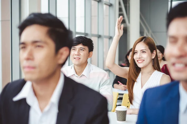 Mujer Negocios Levantando Mano Para Pedir Orador Concepto Pregunta Respuesta — Foto de Stock