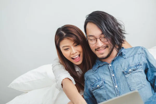 Junge Asiatische Paar Liebhaber Mit Telefon Und Laptop Schlafzimmer Zum — Stockfoto