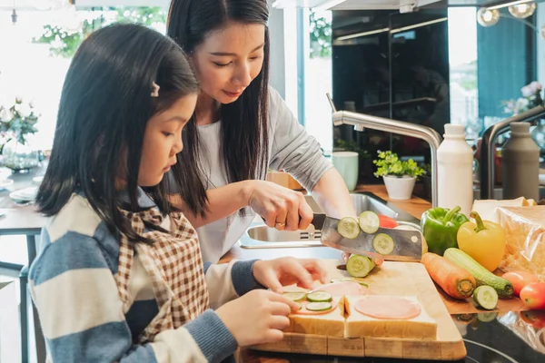 Aziatische Moeder Haar Dochter Kind Koken Voedsel Voor Ontbijt Keuken — Stockfoto