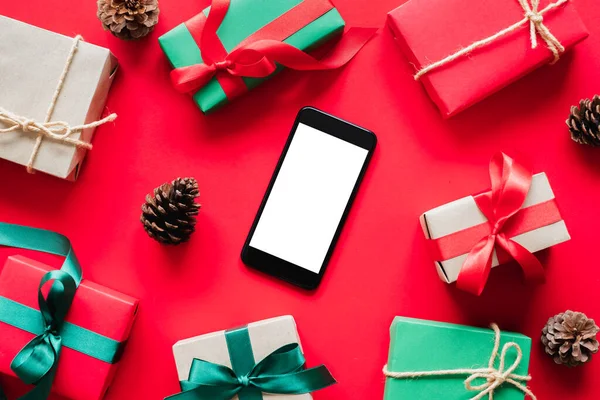 Mobiltelefon Ajándék Ajándékok Doboz Felett Piros Háttér Karácsony Boldog Évet — Stock Fotó