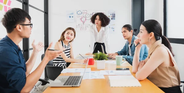 Asian Business People Meeting Conference Brainstorming Modern Office Casual Hipster — Stock Photo, Image