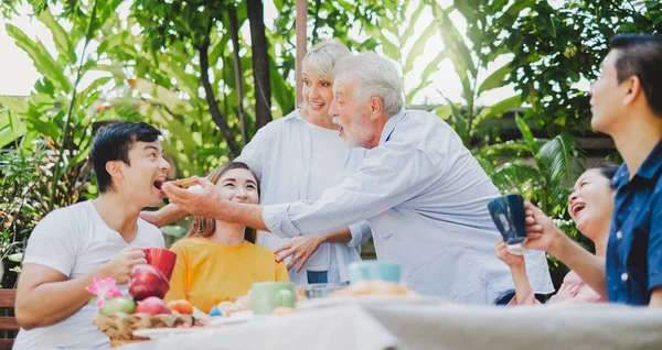 Mélanger Une Grande Famille Âgée Profiter Avoir Une Fête Plein — Photo