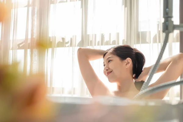 Junge Schöne Asiatin Badet Badewanne Und Massiert Perfekte Hautpflege — Stockfoto