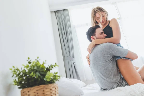 Feliz Casal Amante Cama Abraço Beijo Tempo Romântico Amor Sexo — Fotografia de Stock