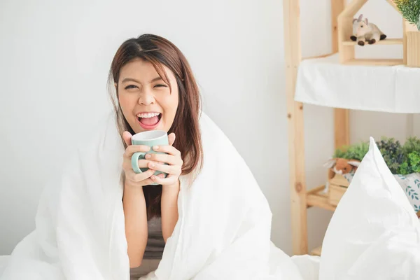 아시아 여성이 아침에 일어나서 침실에서 커피를 마시며 아시아 여성의 — 스톡 사진