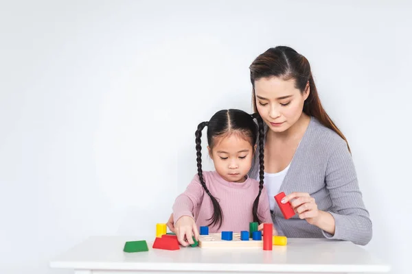 Asiatische Mädchen Tochter Spielen Blöcke Spielzeug Mit Mutter Über Weißen — Stockfoto