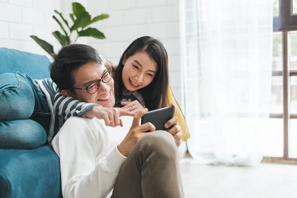 Asiatisches Paar Mann Und Frau Gespräch Verbringen Zeit Miteinander Hause — Stockfoto