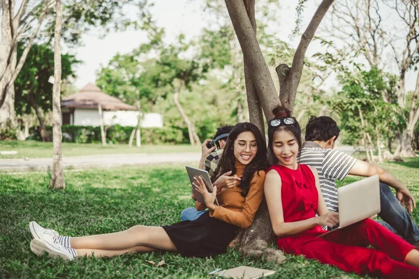 Asiatiska Unga Tonåring Student Sitter Parken För Studier Och Utbildning — Stockfoto