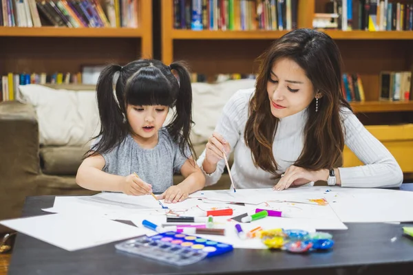 Asyalı Kız Anne Beyaz Kağıda Bir Sürü Renkli Kalemle Çizim — Stok fotoğraf