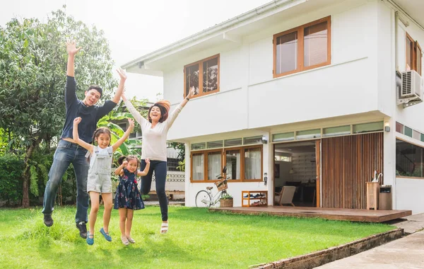 Ritratto Asiatico Famiglia Fronte Casa Felice Concetto Casa Famiglia — Foto Stock