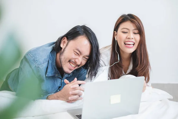 Asiatische Liebhaber Sehen Film Zusammen Auf Weißem Bett Entspannen Und — Stockfoto