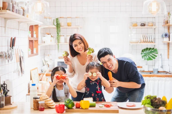 Aziatisch Gezin Genieten Van Spelen Koken Eten Keuken Thuis — Stockfoto