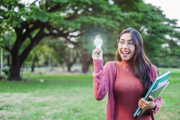 Junge Asiatische Teenager Student Mann Hält Lampe Für Inspiration Und — Stockfoto