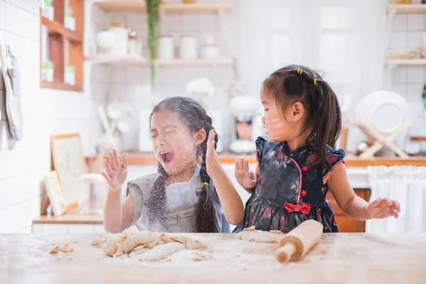 Twee Leuke Meisjes Maken Van Taart Koken Keuken Thuis — Stockfoto