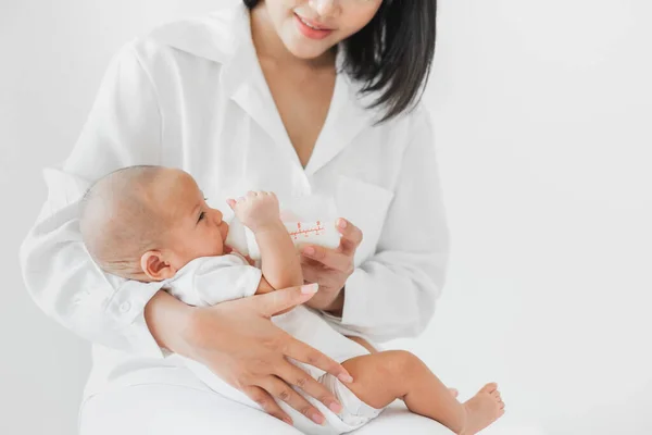 Young Asian Mother Holding Her Newborn Baby Love White Bed — Stock Photo, Image