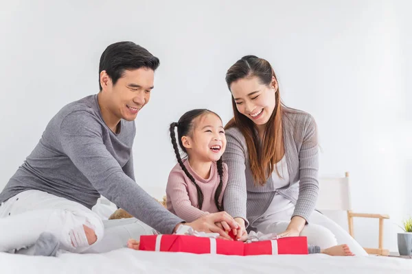 Feliz Familia Asiática Con Caja Regalo Navidad Navidad Asiática Feliz —  Fotos de Stock