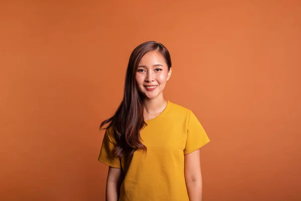 Jovem Mulher Asiática Retrato Sobre Fundo Laranja Sorriso Feliz Estúdio — Fotografia de Stock