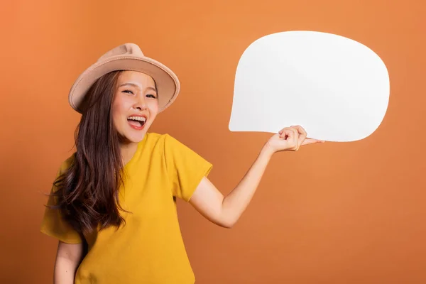 아시아인 여성은 텍스트 말하기 주황색 텍스트와 광고를 스튜디오 라이트를 보여준다 — 스톡 사진