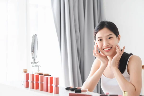 Jong Mooi Aziatisch Vrouw Toepassen Cosmetica Make Haar Gezicht Gezondheid — Stockfoto